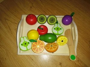 Cortar fruta sin peligro – Cutting fruit safely - Montessori en Casa