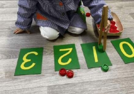 Actividades con números de lija y pinza en un ambiente Montessori