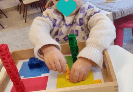 Niña practicando actividades Montessori del Área de Matemáticas