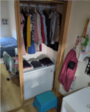 Cambios en el ambiente preparado del dormitorio: perchero adaptado, alzador para llegar a la barra del armario...