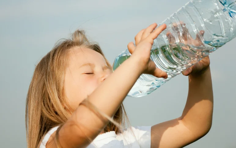 La hidratación y comer alimentos ricos en agua como frutas es el mejor aliado contra el golpe de calor