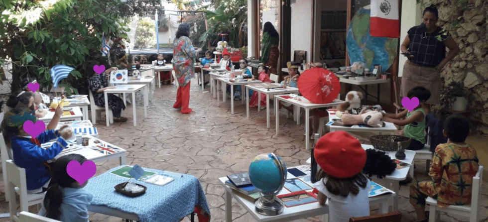 Clase de geografía en una Escuela Montessori en la etapa de Taller